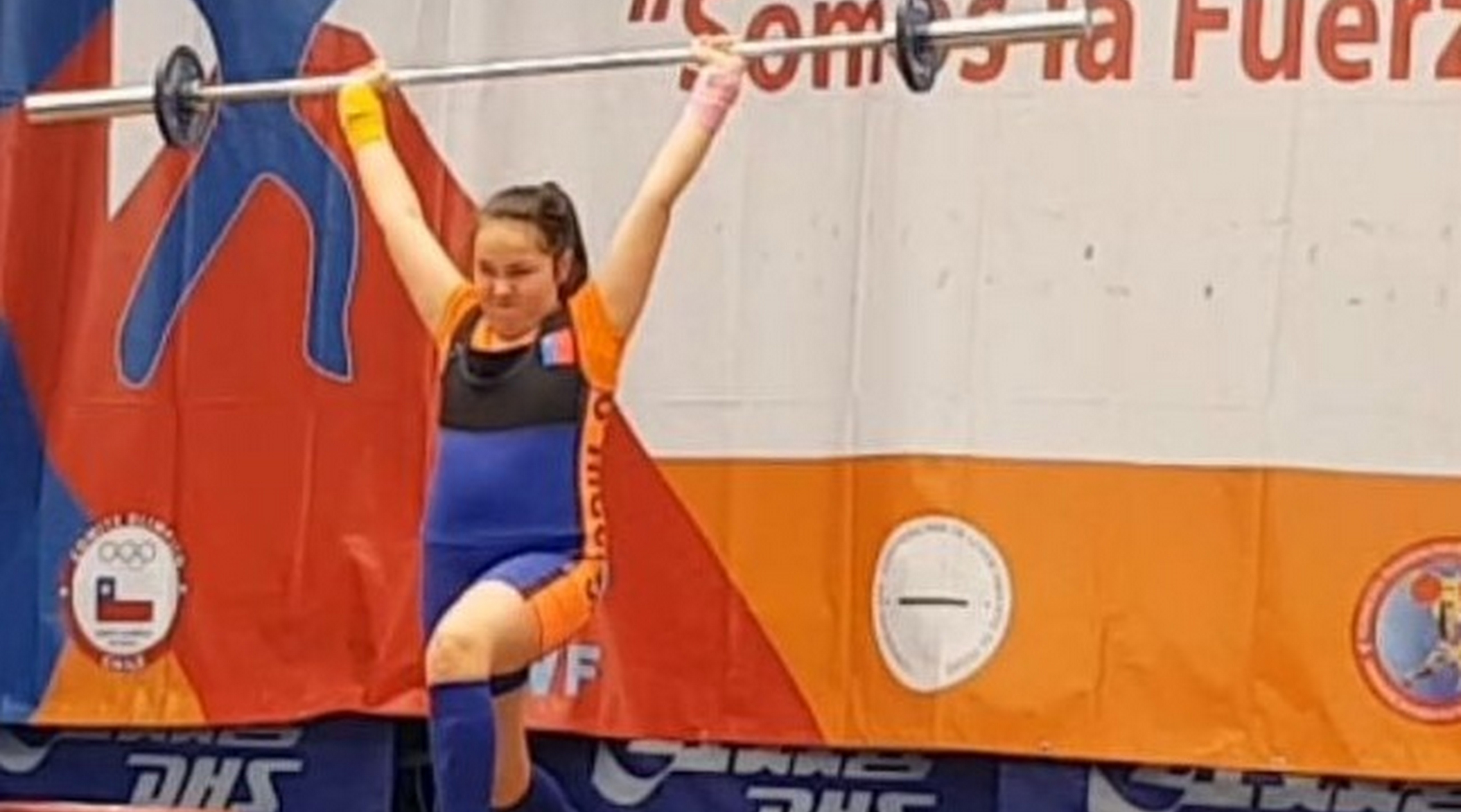 Pequeña machalina se corona campeona nacional de levantamiento de pesas