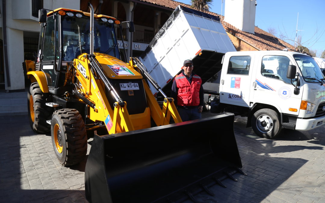 Entregan nuevos vehiculos a Machali