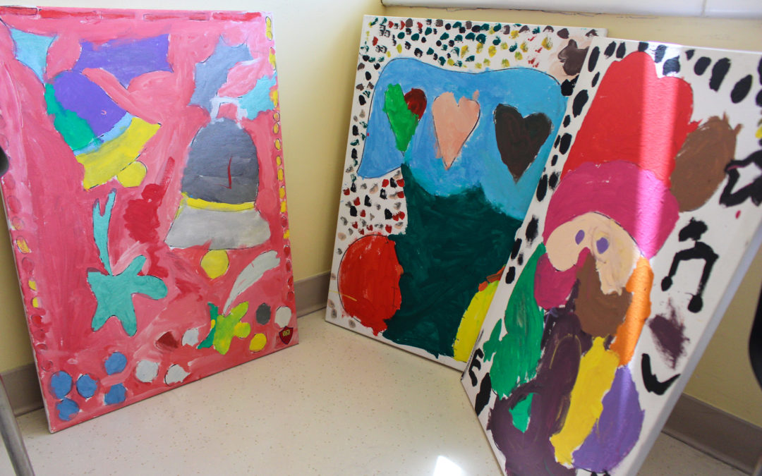 Párvulos pintan para niños del Hospital Regional