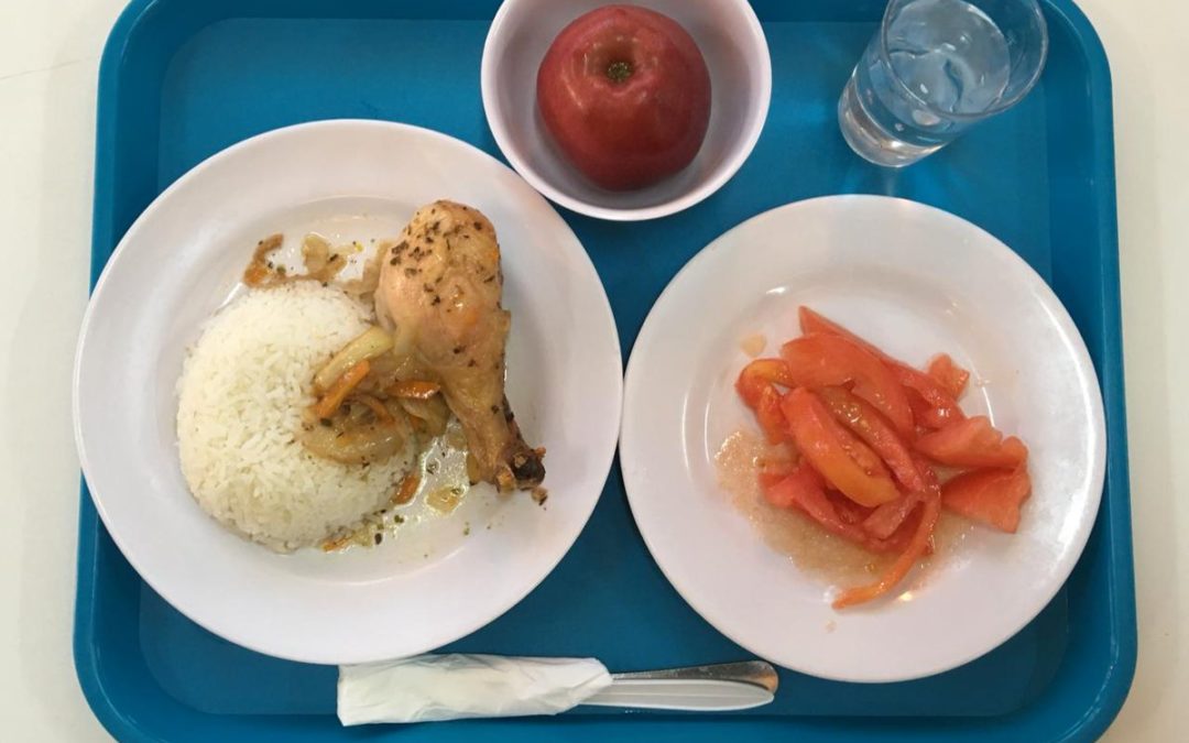 Fin de la bandeja escolar: estudiantes almorzarán en platos como en sus casas
