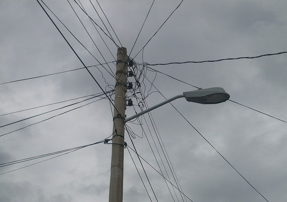 Promulgan ley que obliga a empresas a retirar cables en desuso